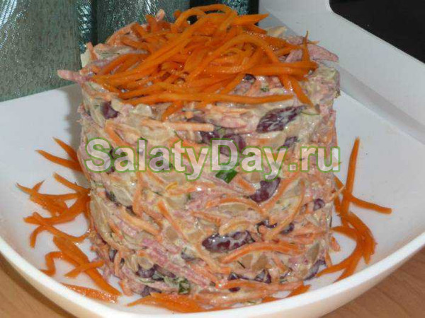 Салат с корейской морковью, фасолью, колбасой и оливками