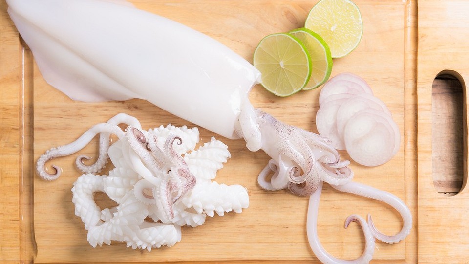 Как правильно варить кальмары для салата: 5 быстрых способов, советы и лайфхаки