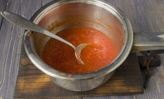 Овощной соус влейте в кастрюльку, добавьте масло, сахар, соль и специи. Доведите соус до кипения на умеренном огне, после чего проварите его на протяжении десяти минут. В это же время можете заранее обдать кипятком банки и вложить в них нарезанные на кусочки кабачки.