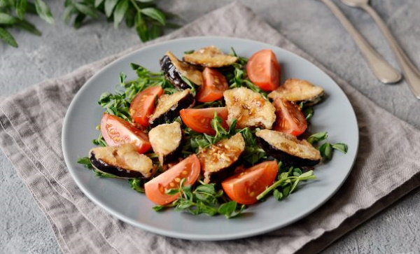 Салат с хрустящими баклажанами и помидорами. Рецепт